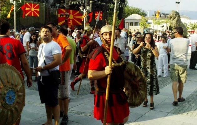 Οι Σκοπιανοί παριστάνουν τους «Μακεδόνες» ενώ 150.000 από αυτούς έχουν πάρει βουλγάρικα διαβατήρια